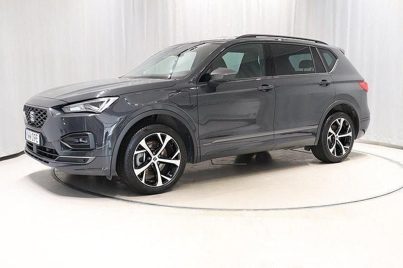 Grå Begagnad 2023 Seat Tarraco FR SUV | 409 900 kr (Marknadspris) - Bild 1/4
