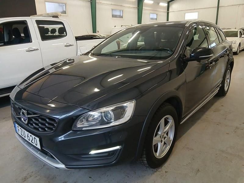 Grå Begagnad 2017 Volvo V60 CC Summum Kombi | 149 900 kr (Marknadspris) - Bild 1/4