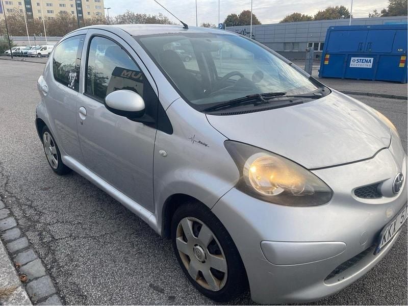 Silver Begagnad 2007 Toyota Aygo Halvkombi | 14 300 kr (Marknadspris) - Bild 1/4