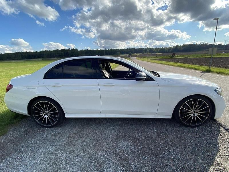 Vit Begagnad 2020 Mercedes E200 Sedan | 305 000 kr - Bild 1/4