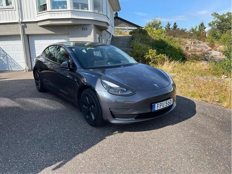 Grå Begagnad 2021 Tesla Model 3 Sedan | 315 000 kr (Lite dyr) - Bild 1/4