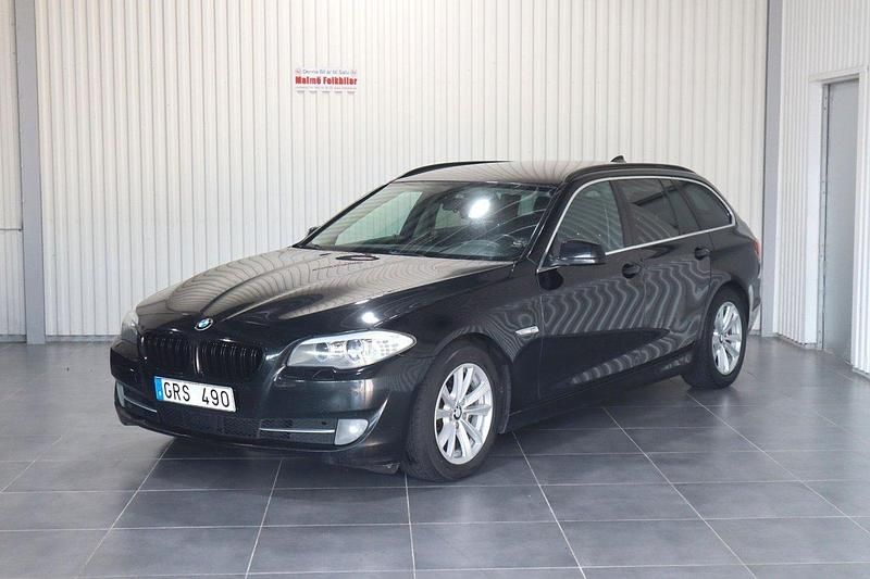 Svart Begagnad 2012 BMW 520 Kombi | 79 900 kr (Marknadspris) - Bild 1/4