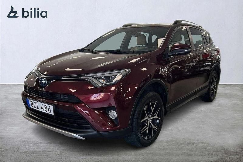 Mörkröd Begagnad 2016 Toyota RAV4 Hybrid Active SUV | 243 900 kr (Marknadspris) - Bild 1/3