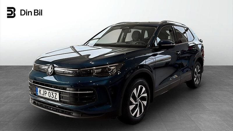Mörkblå Ny 2025 VW Tiguan Life SUV | 524 900 kr (Marknadspris) - Bild 1/4