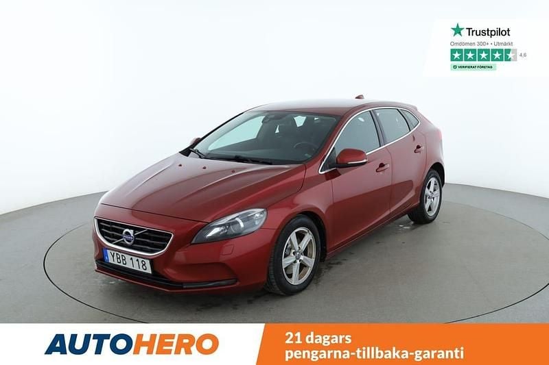 Röd Begagnad 2015 Volvo V40 Momentum Halvkombi | 124 000 kr (Marknadspris) - Bild 1/4