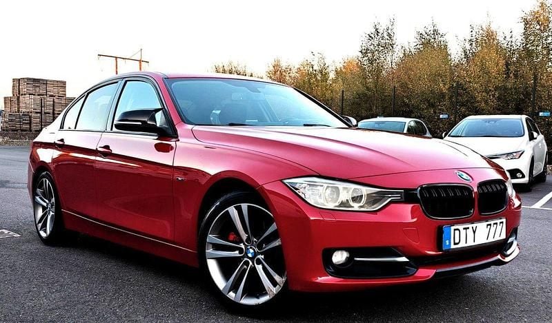Röd Begagnad 2012 BMW 328 Sport Line Sedan | 109 900 kr (Superpris) - Bild 1/4