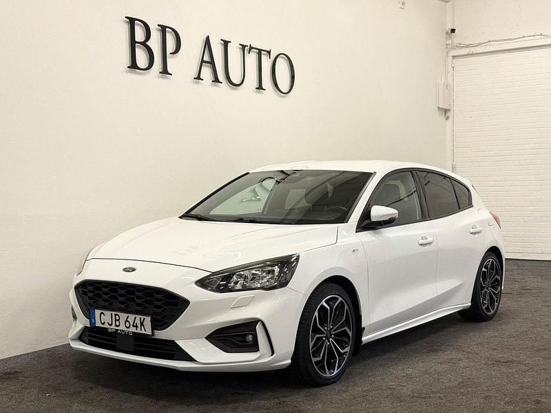 Vit Begagnad 2019 Ford Focus ST-Line Halvkombi | 149 900 kr (Marknadspris) - Bild 1/4