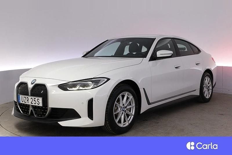Vit Begagnad 2023 BMW i4 Shadowline Sedan | 432 900 kr (Marknadspris) - Bild 1/4