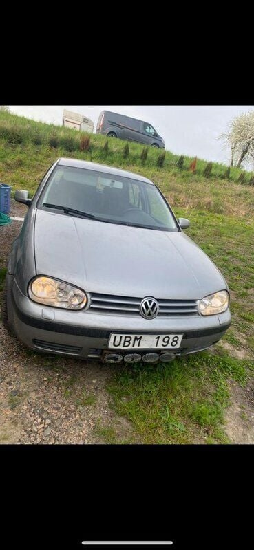 Grå Begagnad 2003 VW Golf IV Ocean Halvkombi | 10 000 kr (Superpris) - Bild 1/4