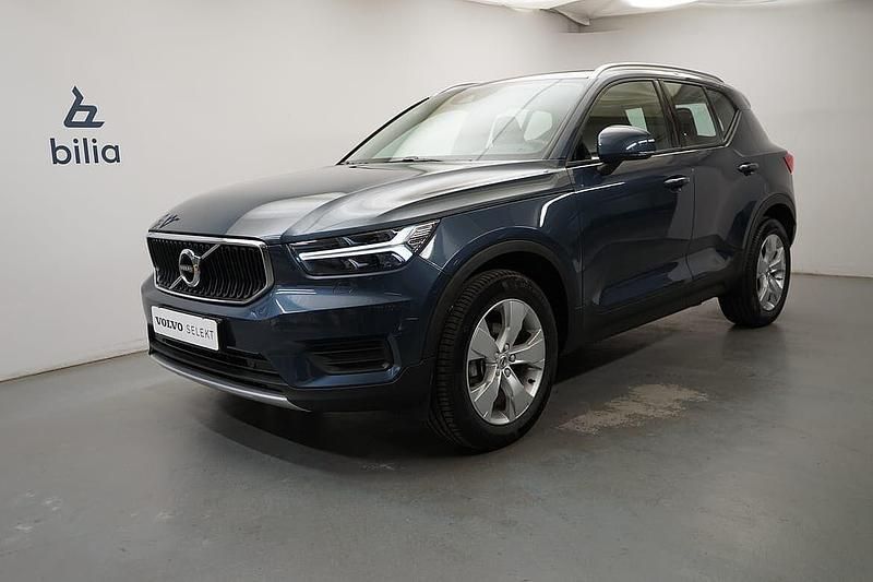 Mörkblå Begagnad 2022 Volvo XC40 Momentum SUV | 329 900 kr (Marknadspris) - Bild 1/3