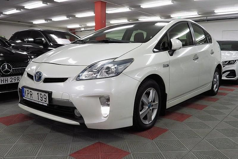 Vit Begagnad 2012 Toyota Prius Plug-in Hybrid Halvkombi | 114 500 kr (Marknadspris) - Bild 1/4