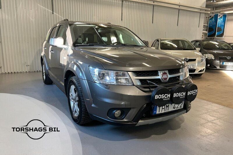 Grå Begagnad 2013 Fiat Freemont SUV | 84 900 kr (Marknadspris) - Bild 1/4