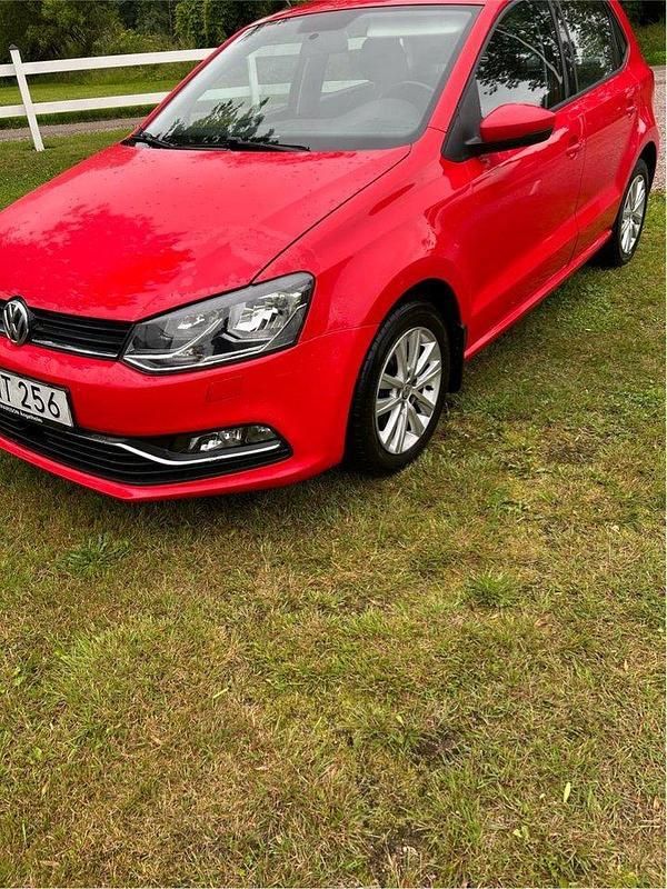 Röd Begagnad 2017 VW Polo Halvkombi | 89 000 kr (Marknadspris) - Bild 1/3