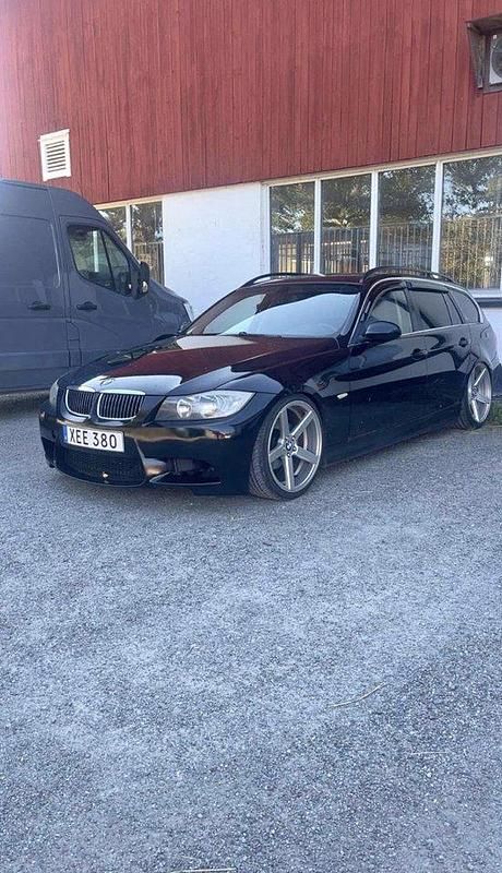 Svart Begagnad 2006 BMW 325 Kombi | 64 900 kr (Lite dyr) - Bild 1/2