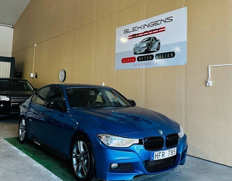 Blå Begagnad 2012 BMW 320 M Sport Sedan | 154 900 kr (Dyr) - Bild 1/4
