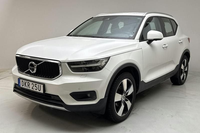 Vit Begagnad 2020 Volvo XC40 Momentum SUV | 268 800 kr (Bra pris) - Bild 1/4