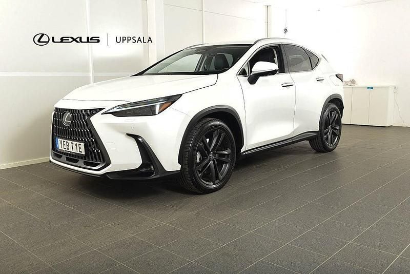 Vitmetallic Begagnad 2024 Lexus NX450h+ Executive Line SUV | 639 900 kr (Lite dyr) - Bild 1/4