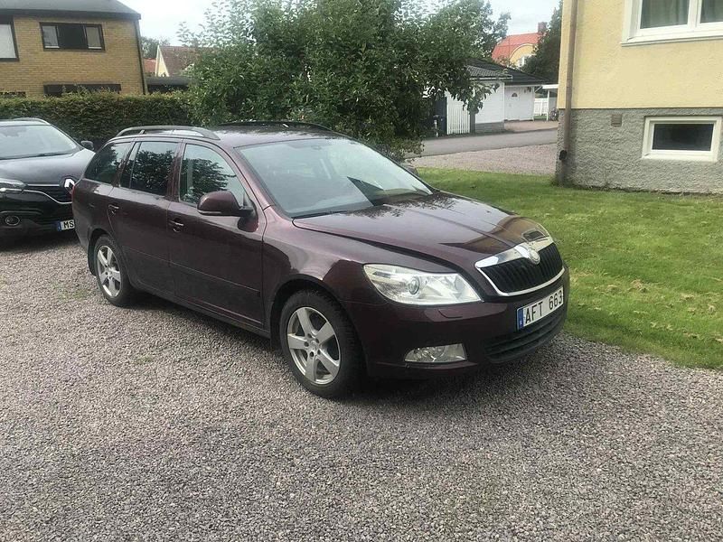 Röd Begagnad 2010 Skoda Octavia Elegance Kombi | 16 000 kr - Bild 1/4