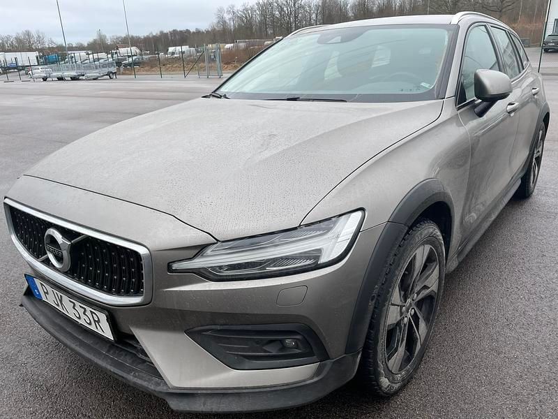 Grå (pebble grey metallic) Begagnad 2020 Volvo V60 CC Kombi | 335 000 kr (Lite dyr) - Bild 1/2