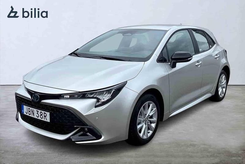 Silver Ny 2025 Toyota Corolla Hybrid Active Halvkombi | 350 900 kr (Marknadspris) - Bild 1/1