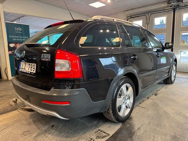 Begagnad Skoda Octavia Scout 140 HK (102 kW) 2012 Svart Kombi