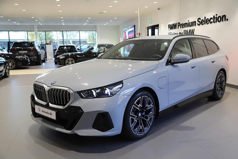 Grå Ny 2026 BMW 530e Shadowline Kombi | 719 000 kr - Bild 1/3