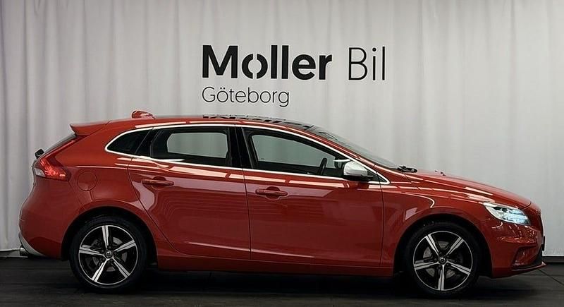 Begagnad Volvo V40 R-Design 152 HK (111 kW) 2017 Röd