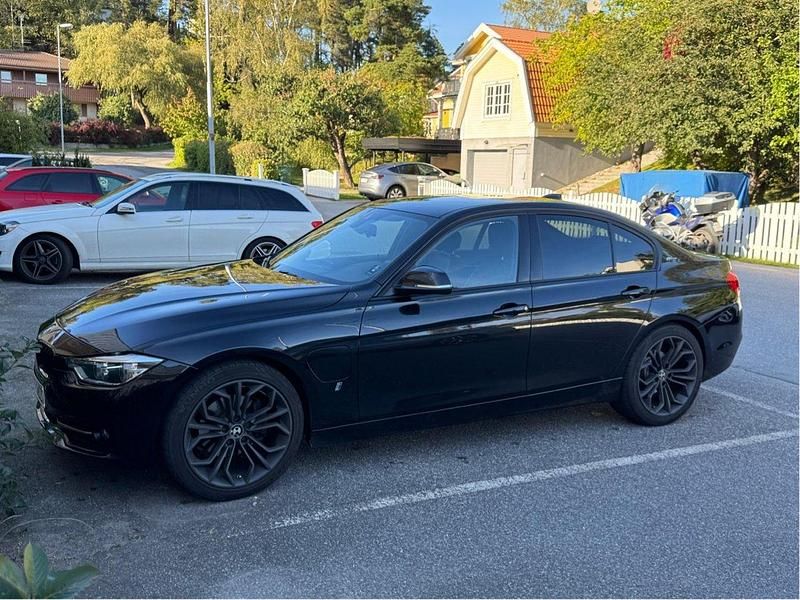 Svart Begagnad 2017 BMW 330e Sport Line Sedan | 236 000 kr (Lite dyr) - Bild 1/4