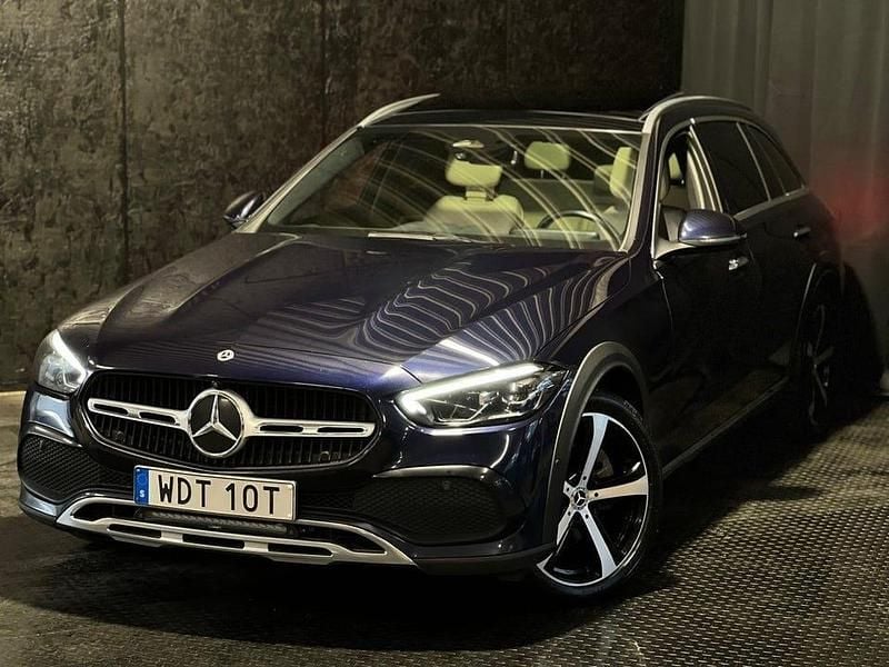 Mörkblå Begagnad 2022 Mercedes C220 SUV | 364 500 kr (Marknadspris) - Bild 1/4