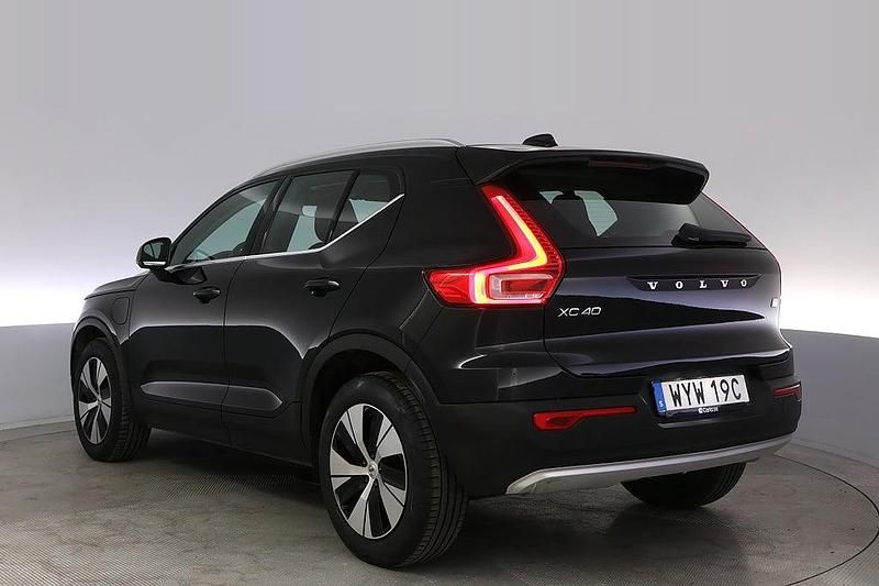 Begagnad Volvo XC40 Momentum 155 HK (114 kW) 2020 Svart SUV
