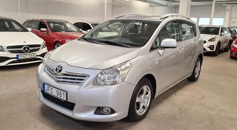 Silver Begagnad 2010 Toyota Verso Minibuss | 75 000 kr (Marknadspris) - Bild 1/4