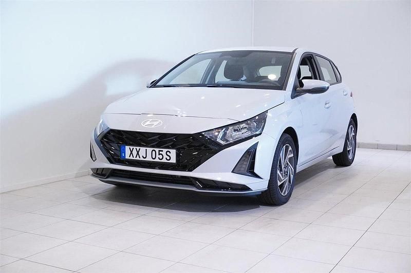 Grå Ny 2024 Hyundai i20 Essential Halvkombi | 264 900 kr (Dyr) - Bild 1/4