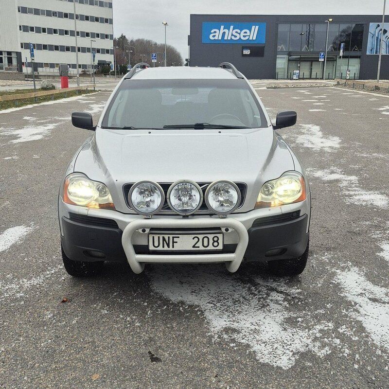 Grå Begagnad 2004 Volvo XC90 Standard SUV | 45 000 kr (Marknadspris) - Bild 1/4