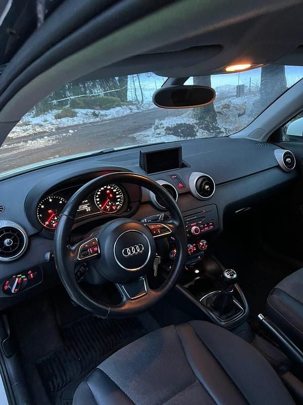 Begagnad Audi A1 105 HK (77 kW) 2011 Krämvit Halvkombi