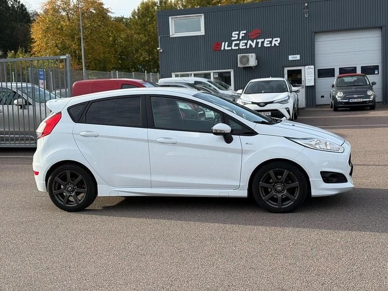 Vit Begagnad 2017 Ford Fiesta ST-Line Halvkombi | 79 999 kr (Superpris) - Bild 1/4