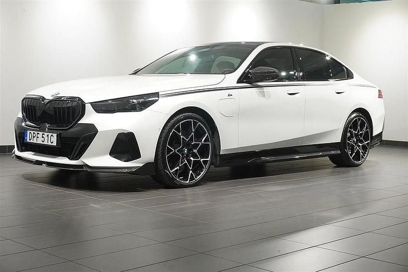 Begagnad BMW 550e Comfort Edition 313 HK (230 kW) 2024 Vit Sedan