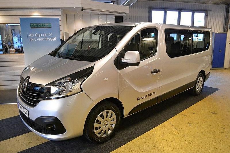 Silver (silver metallic) Begagnad 2019 Renault Trafic Van | 199 000 kr (Lite dyr) - Bild 1/4