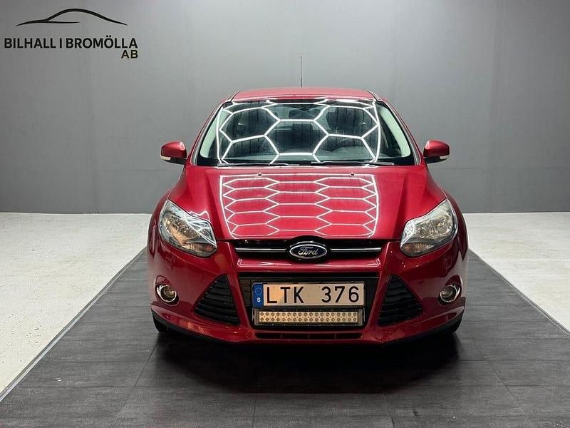 Röd Begagnad 2012 Ford Focus Titanium Kombi | 49 900 kr (Marknadspris) - Bild 1/4