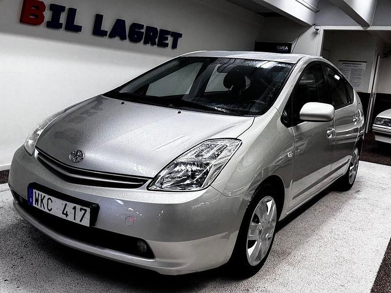 Silver Begagnad 2004 Toyota Prius Halvkombi | 44 900 kr - Bild 1/4