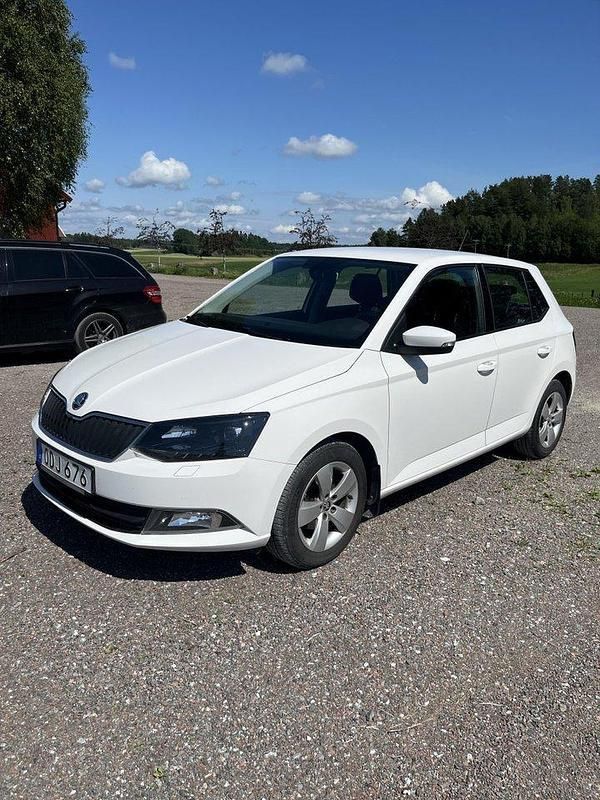 Vit Begagnad 2017 Skoda Fabia Style Halvkombi | 72 000 kr (Marknadspris) - Bild 1/4