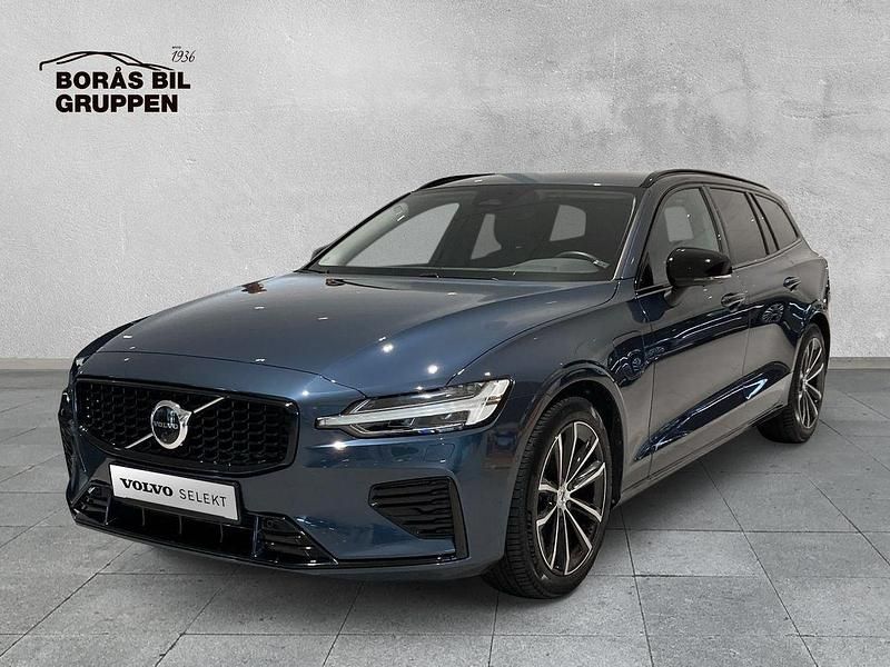 Mörkblå (blå) Begagnad 2025 Volvo V60 Plus Kombi | 489 000 kr (Marknadspris) - Bild 1/4