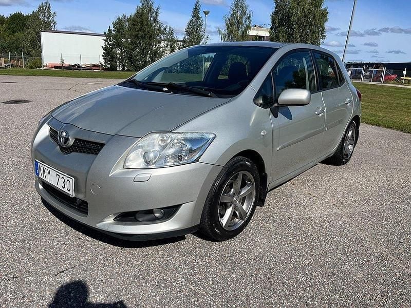 Silver Begagnad 2007 Toyota Auris Halvkombi | 22 000 kr (Marknadspris) - Bild 1/4