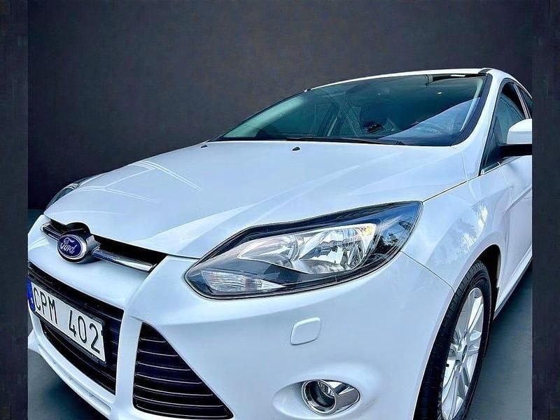 Begagnad Ford Focus Titanium 101 HK (74 kW) 2013 Vit Halvkombi