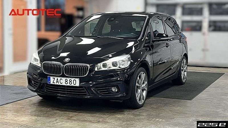 Svart Begagnad 2018 BMW 225 Active Tourer Sport Line Minibuss | 164 500 kr (Superpris) - Bild 1/4