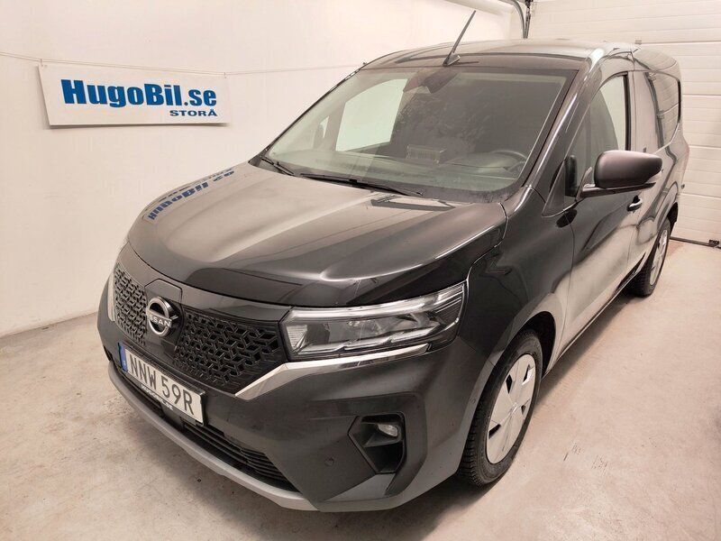 Svart (enigma black) Begagnad 2022 Nissan Townstar N-Connecta Minibuss | 298 750 kr (Superpris) - Bild 1/4