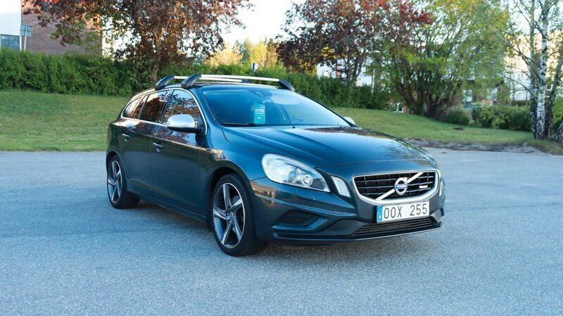 Grå Begagnad 2012 Volvo V60 R-Design Kombi | 79 700 kr (Marknadspris) - Bild 1/4