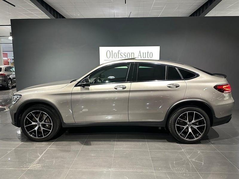 Begagnad Mercedes GLC300 AMG line Plus 320 HK (235 kW) 2023 Mojavesilver met Sportkupé