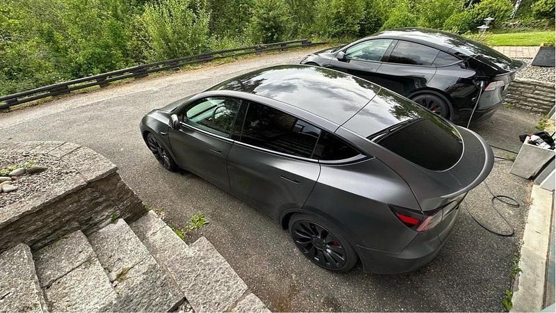 Begagnad 2023 Tesla Model Y Performance SUV | 449 000 kr - Bild 1/4