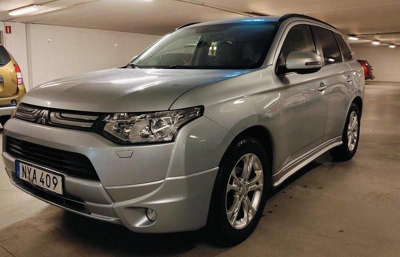 Silver Begagnad 2013 Mitsubishi Outlander SUV | 99 900 kr (Marknadspris) - Bild 1/4