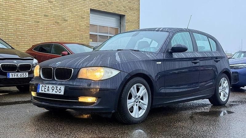 Blå Begagnad 2008 BMW 118 Advantage Halvkombi | 79 500 kr - Bild 1/4